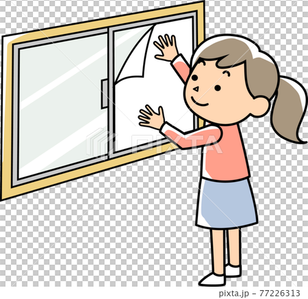 窓に飛散防止シートを付ける女性 77226313