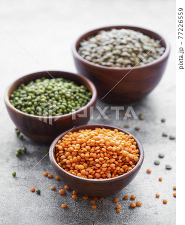 Bowls with different types of legumes 77226559