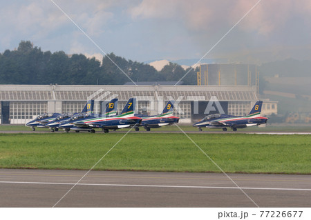 イタリア空軍「フレッチェ・トリコローリ」編隊離陸 77226677