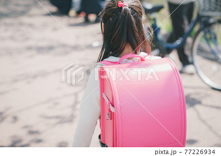 ランドセルを背負った新一年生 ランドセルを背負った新一年生 77226934