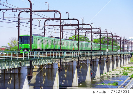 多摩川橋梁を通過する緑色の京王線 77227051