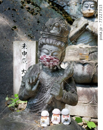 新型コロナ終息願って 観音像にマスク (尾道市千光寺) 新型コロナ終息願って 観音像にマスク (尾道市千光寺) 77227315