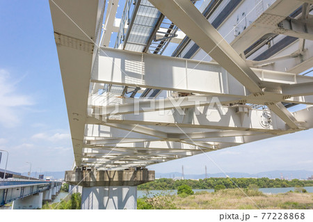 鳥飼大橋南端の堤防から見る大阪モノレール淀川橋梁と鳥飼大橋 鳥飼大橋南端の堤防から見る大阪モノレール淀川橋梁と鳥飼大橋 77228868