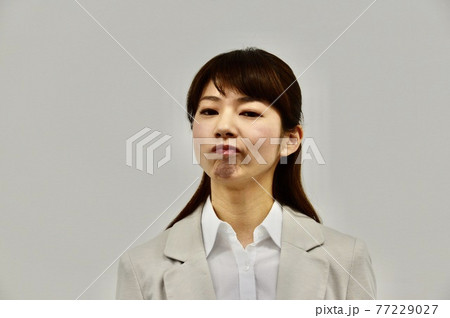 不機嫌な女性 77229027