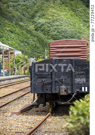 柵原ふれあい鉱山公園の保存された駅と貨物車両と線路を撮影 柵原ふれあい鉱山公園の保存された駅と貨物車両と線路を撮影 77229452