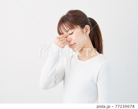 目が痛いアジア人女性 77230078