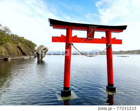 五月の北海道江差町で厳島神社の朱色の鳥居と瓶子岩の風景を撮影 五月の北海道江差町で厳島神社の朱色の鳥居と瓶子岩の風景を撮影 77231215