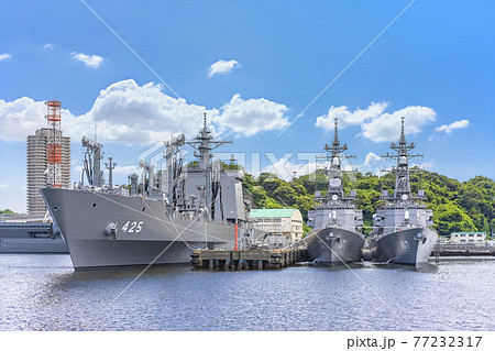 [神奈川・横須賀] 夏の青空で横須賀海軍施設に停泊中の補給艦ましゅうと護衛艦むらさめやいかづち 77232317