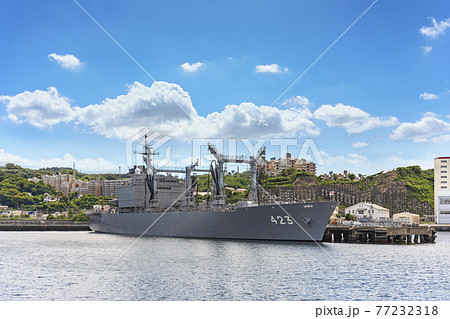 [神奈川・横須賀] 夏の青い空の下に横須賀海軍施設で停泊中の補給艦「ときわ」AOE-423。 77232318