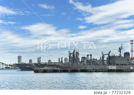 [神奈川・横須賀] 夏の青い空の下に横須賀海軍施設で停泊中の補給艦「ましゅう」と「ときわ」。 77232326