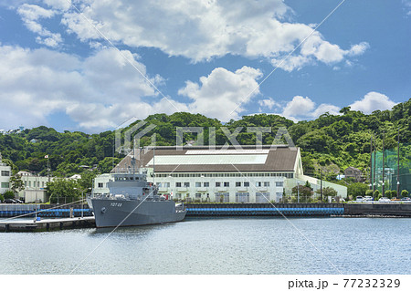[神奈川・横須賀] 横須賀海軍施設に停泊中の水中処分母船3号型のYDT-03。 77232329