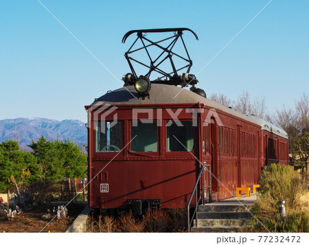 早春の安曇野ちひろ公園の電車 77232472