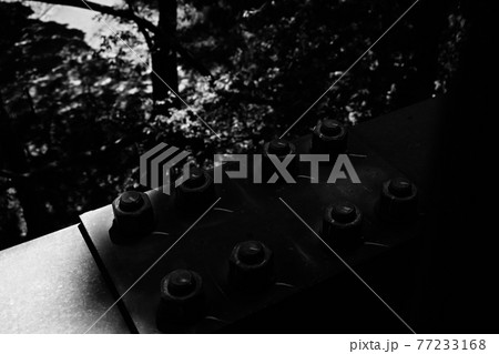 鉄骨とボルト(モノクロ) 鉄骨とボルト(モノクロ) 77233168