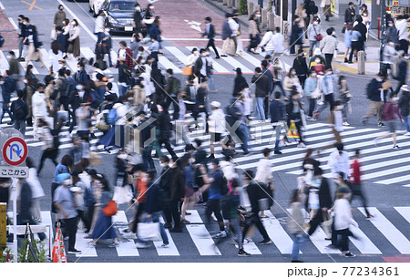 日本の東京都市景観 GWの渋谷。宣言中でも多くの人出。人流の抑制からは遠い=5月2日 日本の東京都市景観 GWの渋谷。宣言中でも多くの人出。人流の抑制からは遠い=5月2日 77234361