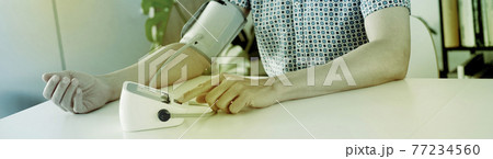 man measuring his blood pressure, web format man measuring his blood pressure, web format 77234560