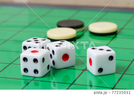 サイコロ 四角 四角形 オセロ ダイス ゲーム 娯楽 数字 賭博 ギャンブル カジノ さいころ 盤面の写真素材