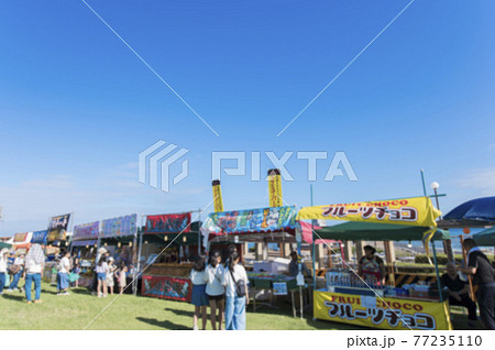 【祭りイメージ】出店、縁日、屋台（※ぼかし加工あり） 77235110