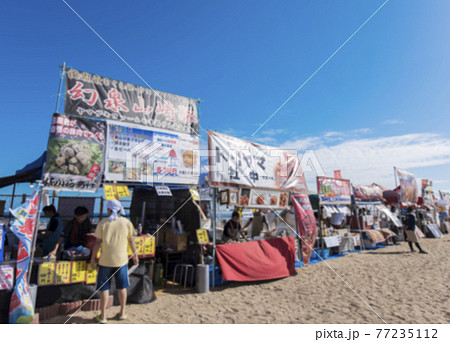 祭りイメージ 出店 縁日 屋台 ぼかし加工あり の写真素材