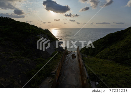 福地ダム上流のサンライズ　沖縄県国頭郡東村 77235233