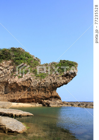波に削られた岩 77235528