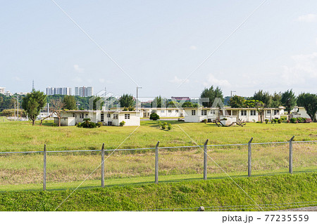 北中城村からみえる米軍基地内の住宅　 77235559