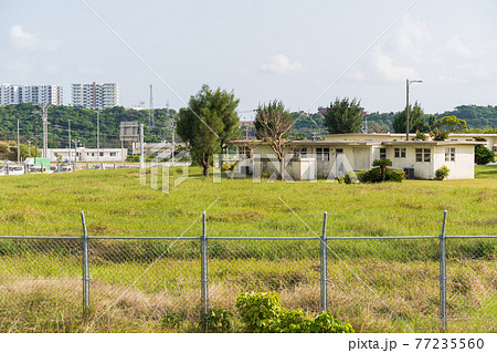 北中城村からみえる米軍基地内の住宅　 77235560