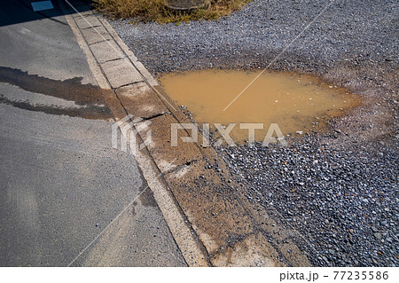 砂利の駐車場の水たまり 77235586
