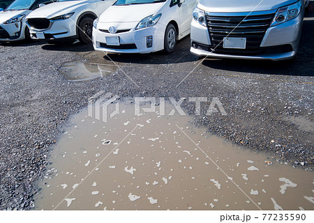 砂利の駐車場の水たまり 77235590
