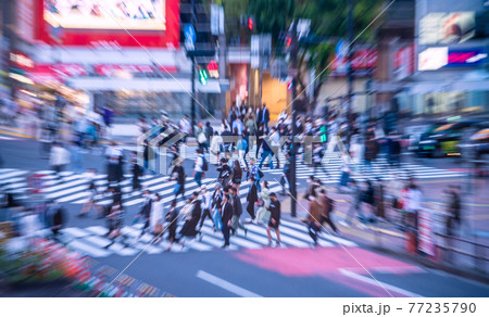 日本の東京都市景観 GWの渋谷。宣言中でも多くの人出。人流の抑制からは遠い=5月2日 日本の東京都市景観 GWの渋谷。宣言中でも多くの人出。人流の抑制からは遠い=5月2日 77235790