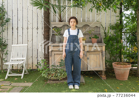 ジェンダーレス　LGBT 男の子みたいな女の子　庭に立つ女性 77236044