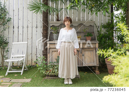 ジェンダーレス LGBT 男の子みたいな女の子 庭に立つ女性 ジェンダーレス LGBT 男の子みたいな女の子 庭に立つ女性 77236045