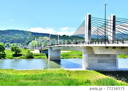 飯山中央橋/千曲川越しに飯山シャンツェ、飯山市街地方面を望む(長野県飯山市)【2020.5】 飯山中央橋/千曲川越しに飯山シャンツェ、飯山市街地方面を望む(長野県飯山市)【2020.5】 77236575