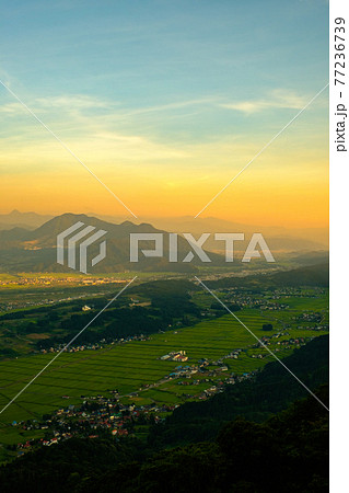 平丸峠から飯山市の眺め（夏・夕景） 77236739