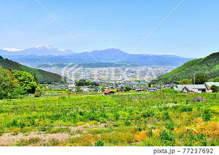 間山温泉ぽんぽこの湯付近より中野市街地、斑尾山、妙高山方面を望む(長野県中野市)【2020.5】 77237692