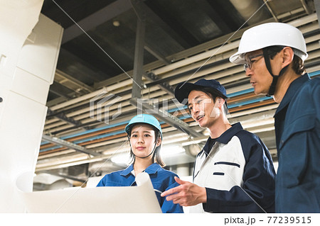 工場で働く人々 77239515