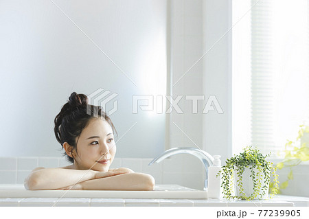 女性　ビューティー　バスタイム　 77239905