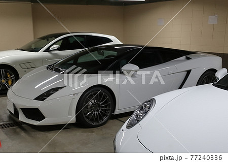 駐車場の白いスポーツカー イメージの写真素材