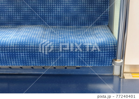 電車の車内　イメージ 77240401