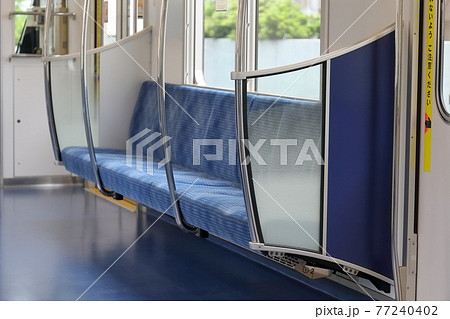電車の車内　イメージ 77240402