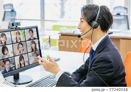オフィスでオンラインミーティングを行うビジネスマン 77240538