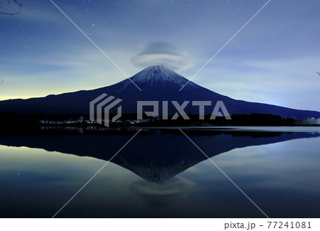 富士山にかかる笠雲 富士山にかかる笠雲 77241081