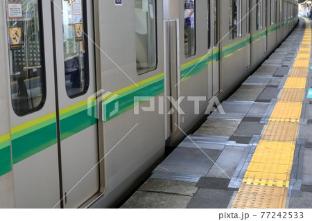 駅のホーム イメージ 駅のホーム イメージ 77242533