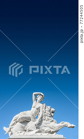 Old statue of sensual Renaissance Era womanの写真素材 [77244505