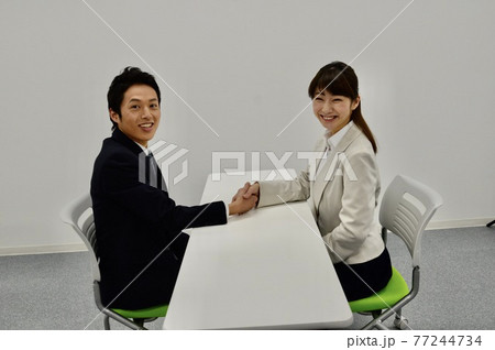 成約・握手をする男女 成約・握手をする男女 77244734