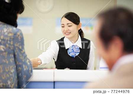 銀行員　窓口業務イメージ 77244976