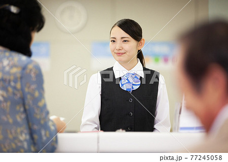 銀行員 窓口業務イメージ 銀行員 窓口業務イメージ 77245058