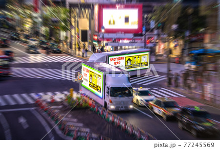 日本の東京都市景観　GWの渋谷。「宣伝カー」で呼びかけ。12日の宣言解除など最初から不可能…＝2日 77245569