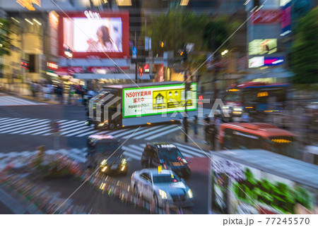 日本の東京都市景観　GWの渋谷。「宣伝カー」で呼びかけ。12日の宣言解除など最初から不可能…＝2日 77245570