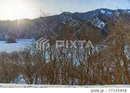 3月岩手県西和歌町錦秋湖雪景色 77245948