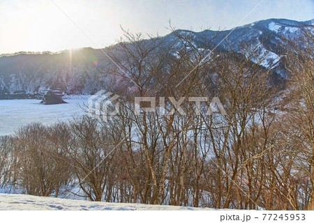3月岩手県西和歌町錦秋湖雪景色 77245953